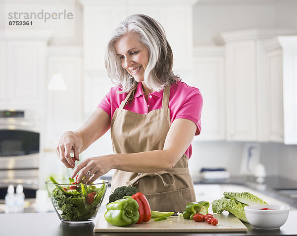 Europäer Frau Vorbereitung Küche Salat