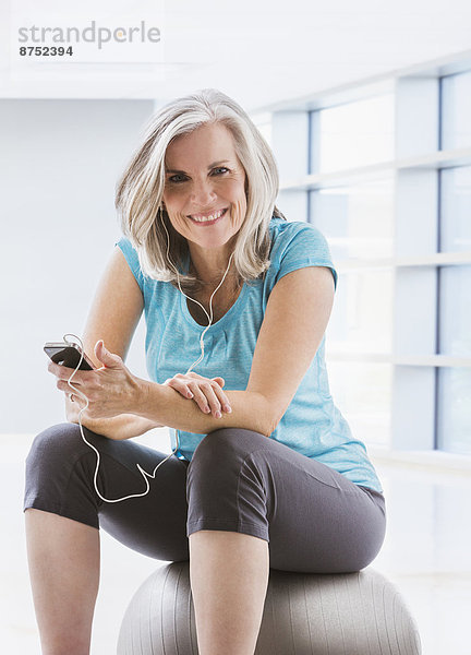 Europäer  Frau  lächeln  Spiel  Sportkleidung  MP3-Player  MP3 Spieler  MP3 Player  MP3-Spieler