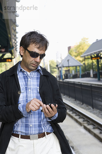 Mann  Plattform  Hispanier  Text  Kurznachricht  Haltestelle  Haltepunkt  Station  Zug