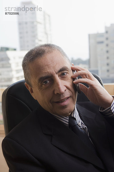 Portrait  sprechen  Geschäftsmann  Hispanier  Telefon  Büro  Handy