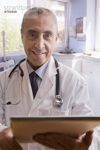 hoch  oben  nahe  Portrait  lächeln  Arzt  Hispanier  Tablet PC