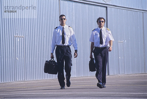 Zwei Piloten walking vor hangars