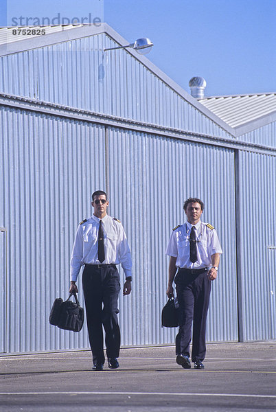 Zwei Piloten walking vor hangars