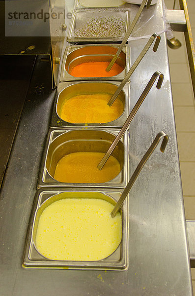 Farbaufnahme Farbe Küche schöpfen Restaurant Soße