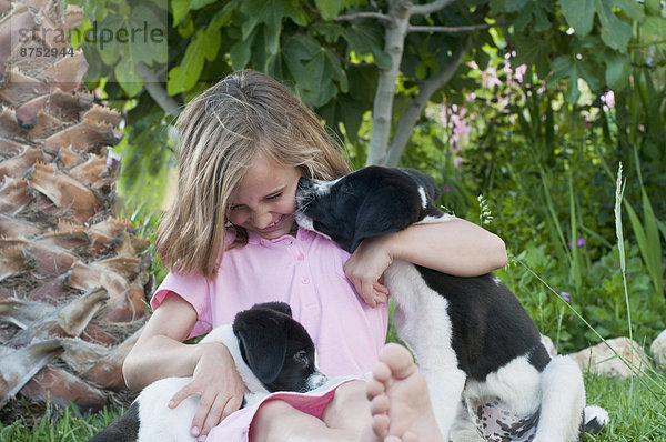 küssen Hund Garten jung Mädchen