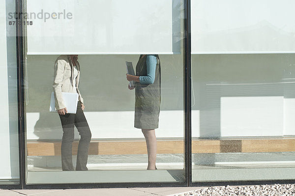 hinter  Frau  sprechen  verstecken  2  sichtschutz