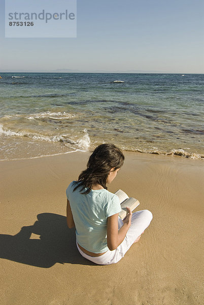 sitzend  Frau  Buch  Strand  Rückansicht  Ansicht  jung  Taschenbuch  vorlesen