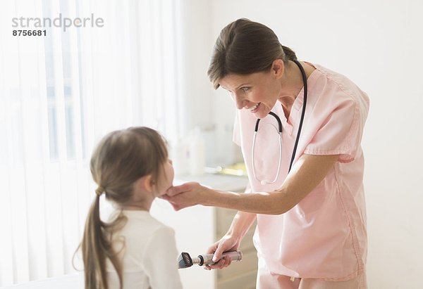 Arzt  5-6 Jahre  5 bis 6 Jahre  Mädchen  Untersuchung