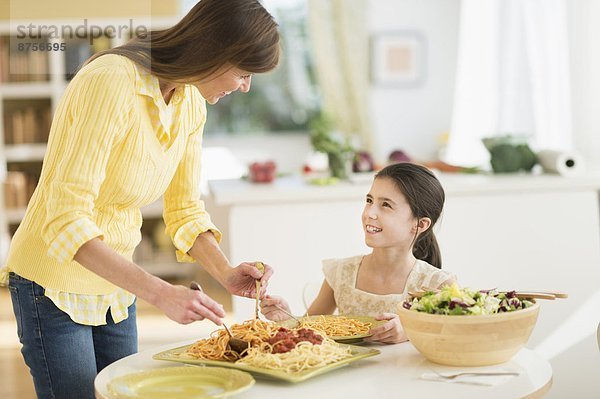 Pasta Nudel Tochter 5-9 Jahre 5 bis 9 Jahre essen essend isst Mutter - Mensch