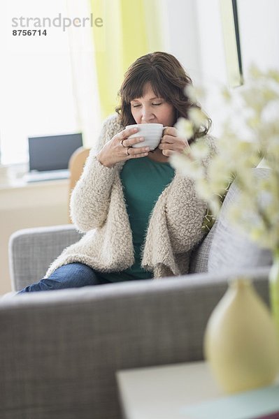 sitzend  Frau  Getränk  Couch  Wärme  halten