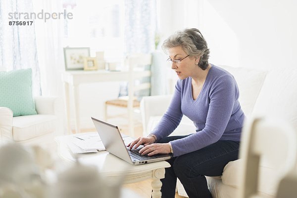 Frau bezahlen zahlen reifer Erwachsene reife Erwachsene Rechnung Internet