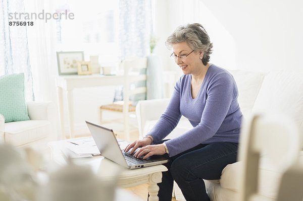 Frau bezahlen zahlen reifer Erwachsene reife Erwachsene Rechnung Internet