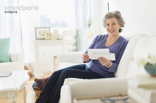 sitzend Buchstabe Frau vorlesen