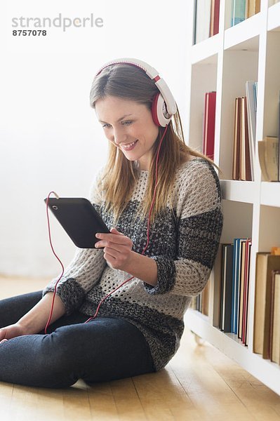 sitzend  Frau  zuhören  Boden  Fußboden  Fußböden  Musik  jung  Tablet PC