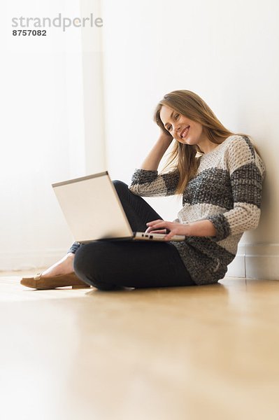 Portrait einer jungen Frau mit laptop