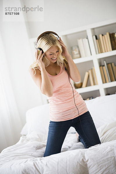 Frau  zuhören  Schlafzimmer  Musik  jung