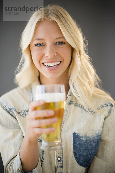 Portrait  Frau  Glas  halten  jung  Bier