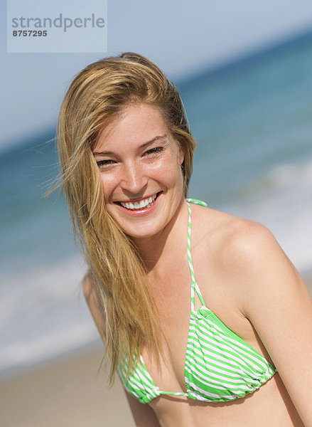 Portrait einer jungen Frau on beach