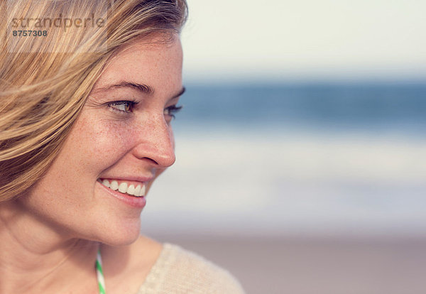 Junge Frau am Strand