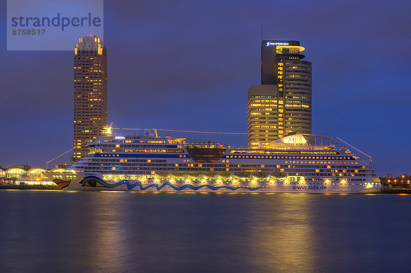 Kreufahrtschiff im Hafen von Rotterdam bei Nacht  Niederlande