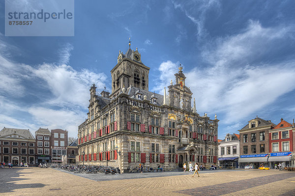 Marktplatz mit Rathaus in Delft  Niederlande