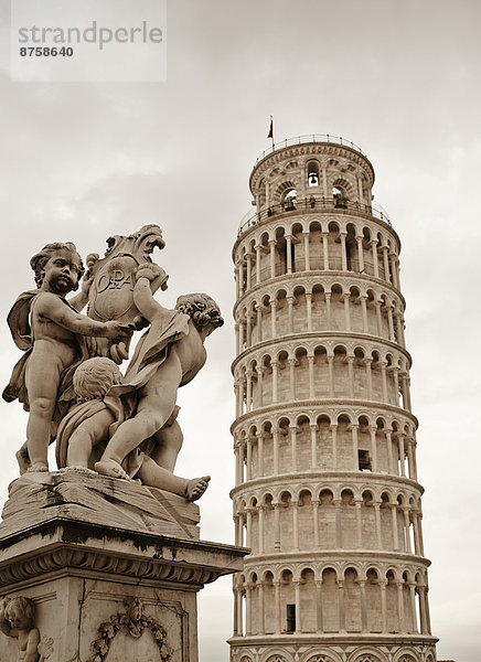Barockbrunnen und Schiefer Turm zu Pisa  Italien