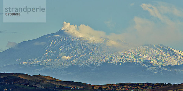 Ätna mit Rauch und Schnee  Sizilien Italien