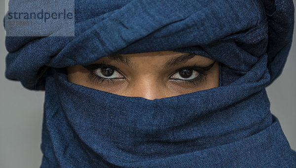 Age 18 years female Algeria Berber close-up ethnic group ethnologic ethnology eye eye contact girl headgear indigenous people nomad North Africa person studio shot tagelmust tradition traditional Tuareg turban veiled woman