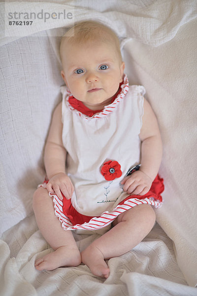 Baby  Mädchen  4 Monate  im Kleid