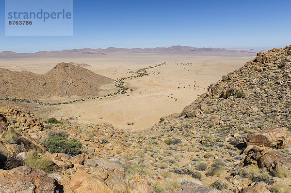 Ein baumbestandenes Flussbett windet sich durch die Namibwüste  Aus  ?Karas  Namibia