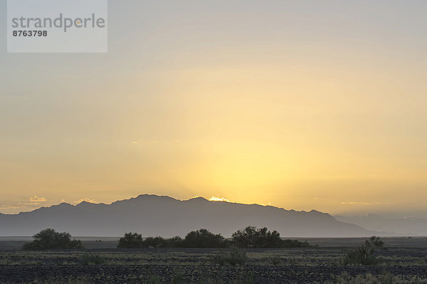 Landschaft der Namibwüste bei Sonnenaufgang  Sesriem  Hardap  Namibia