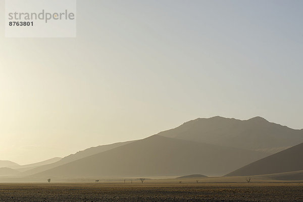 Morgendunst über der Landschaft der Namibwüste  Sesriem  Hardap  Namibia