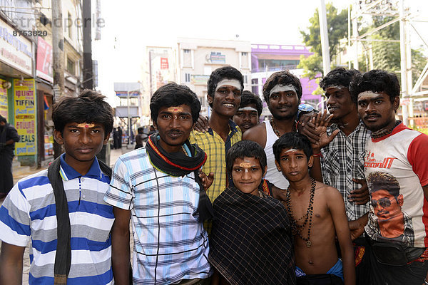 Pilgergruppe  Besucher des Minakshi-Tempels  Madurai  Tamil Nadu  Südindien  Indien