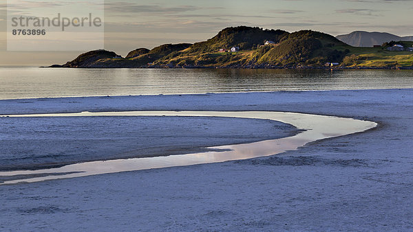 Strand Refviksanden mit Flussmündung im Abendlicht  Insel Vågsøy  Sogn og Fjordane  Norwegen