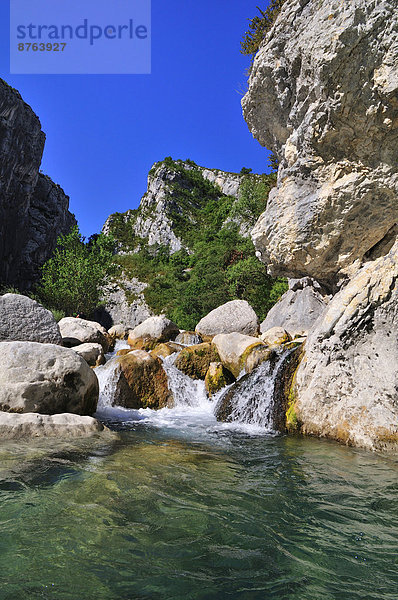 Flusslandschaft in der Verdonschlucht  Gorges du Verdon  Alpes-de-Haute-Provence  Provence-Alpes-Côte d’'Azur  Frankreich
