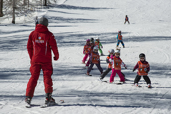 Kinderskikurs mit Skilehrer auf Piste  Zauchensee  Pongau  Tauern  Salzburg  Salzburger Land  Österreich