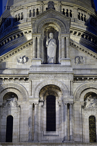 Fassade  Wallfahrtskirche Sacré-C?ur de Montmartre bei Dämmerung  Paris  Île-de-France  Frankreich