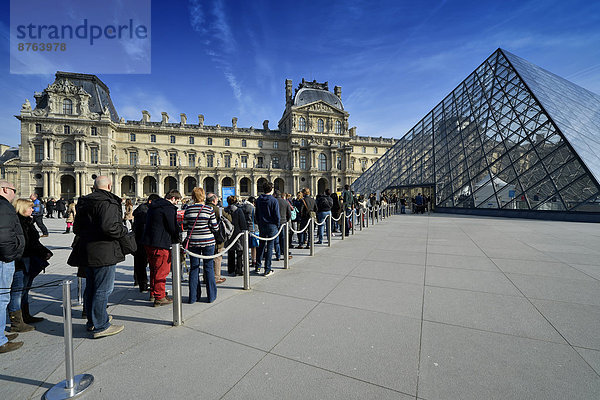 Warteschlange vor Eingangspyramide des Architekten I.M. Pei  Museum Musée du Louvre  Paris  Île-de-France  Frankreich