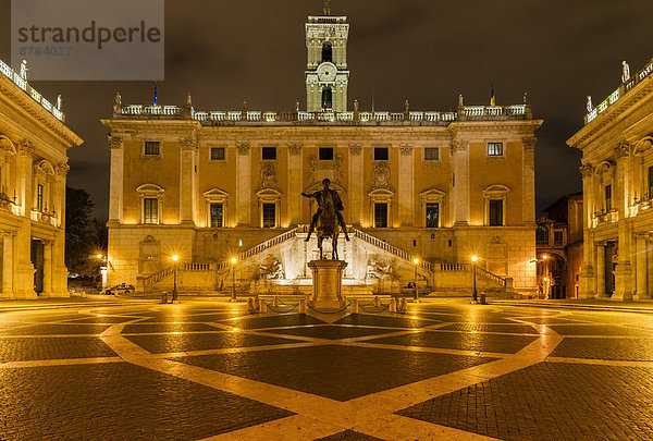 Piazza del Campidoglio  Kapitol  mit dem Senatorenpalast  Rathaus Rom  Entwurf Michelangelo  Reiterstandbild des Kaisers Mark Aurel  um 165 n. Chr.  Kapitolinischer Hügel  bei Nacht  Rom  Latium  Italien