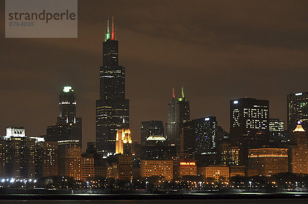 Skyline in der Abenddämmerung  links der Willis Tower mit Anti-Aids-Kampagne  Chicago  Illinois  USA