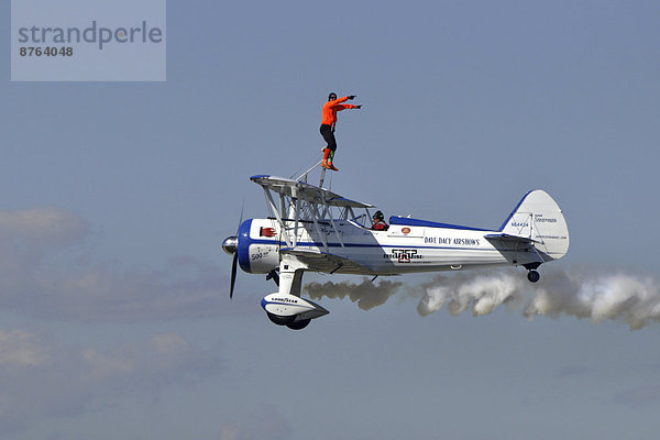 Mann geht auf Tragflächen eines Flugzeugs  Waukesha Air Show  Waukesha  Wisconsin  USA