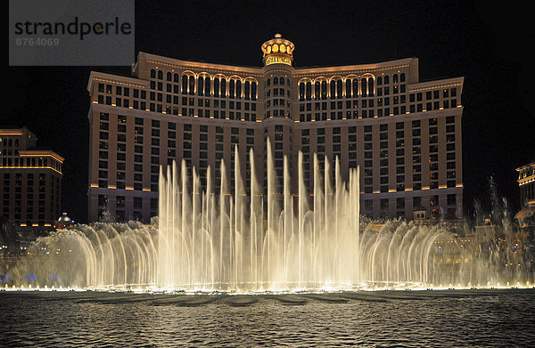 Bellagio Hotel und Casino mit einer Springbrunnenfontänen-Show bei Nacht  Las Vegas  Nevada  USA