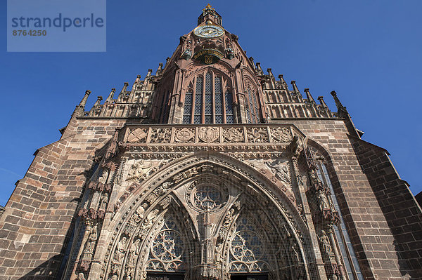 Eingangsportal und Uhrturm der Frauenkirche  Nürnberg  Bayern  Deutschland