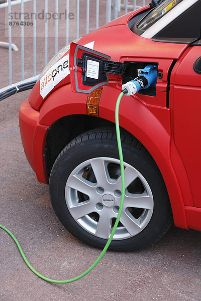 Elektroauto wird an einer Steckdose aufgeladen  Steckdose  Rallye Monte-Carlo des Energies Nouvelles 2014  Fürstentum Monaco