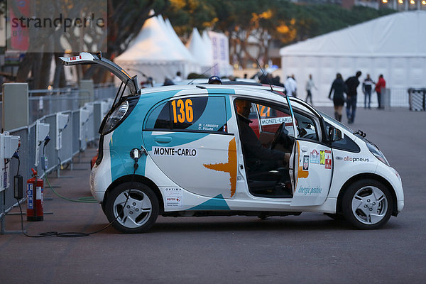 Elektroauto wird an einer Steckdose aufgeladen  Rallye Monte-Carlo des Energies Nouvelles 2014  Fürstentum Monaco