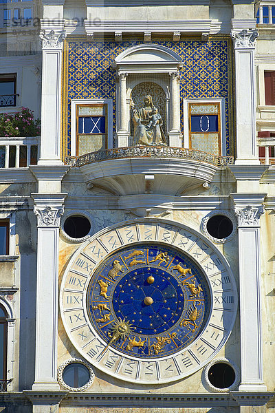 Astronomische Uhr  Uhrturm Torre dell 'Orologio  Markusplatz  Venedig  Region Venetien  Italien