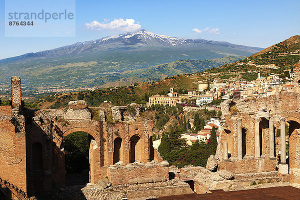 Amphitheater mit Vulkan Ätna hinten  Taormina  Provinz Messina  Sizilien  Italien