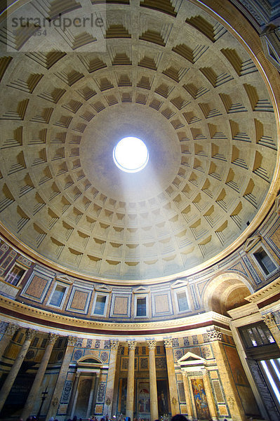 Die Kuppel des Pantheon  römischer Tempel für alle römischen Götter  von Kaiser Trajan erbaut  2. Jahrhundert  heute die römisch-katholische Kirche Sancta Maria ad Martyres  Rom  Latium  Italien