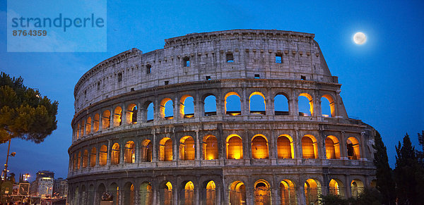Das Kolosseum bei Nacht  Rom  Latium  Italien