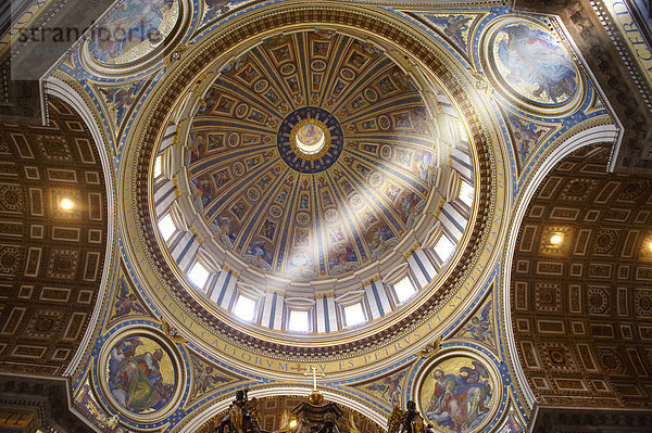 Innenansicht  Kuppel im Petersdom  von Michelangelo entworfen  Vatikan  Rom  Latium  Italien